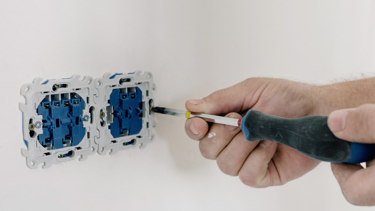 KRS Elektrik uzman elektrikçi ekibi İzmir'de çalışırken